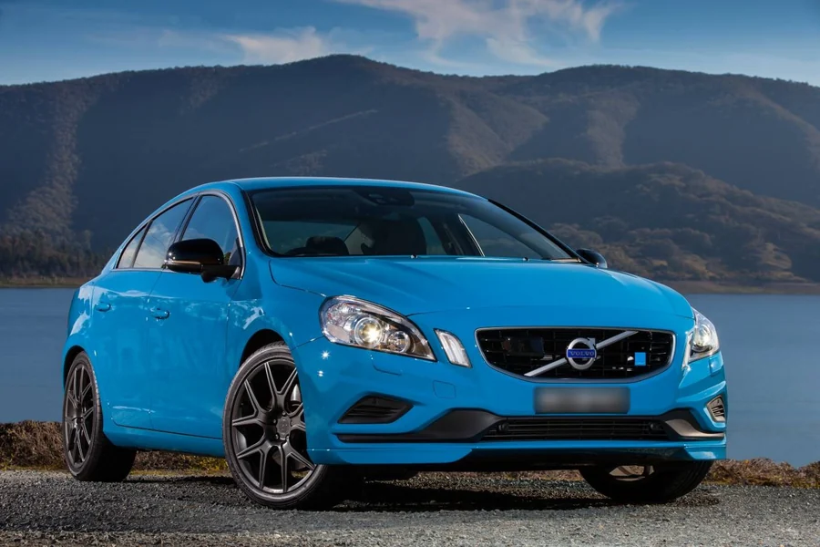 Volvo S60 ikinci kasa Polestar, dağlar ve göl önünde